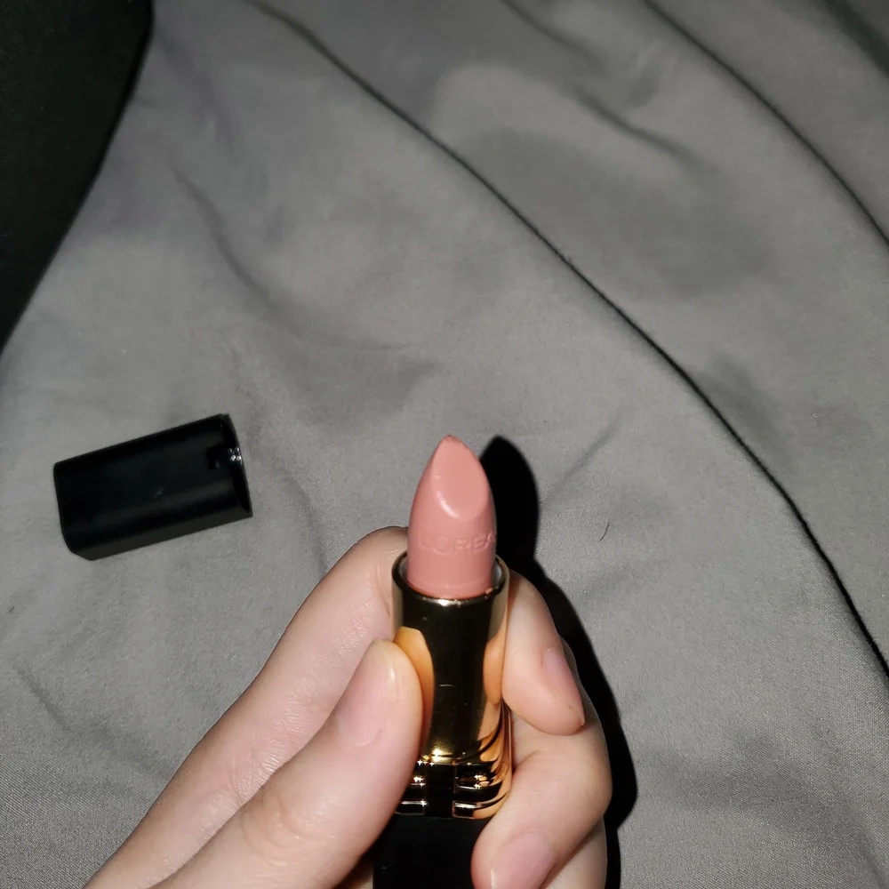 L'Oreal Jennifer's Nude Lipstick - Picture 3 of 3